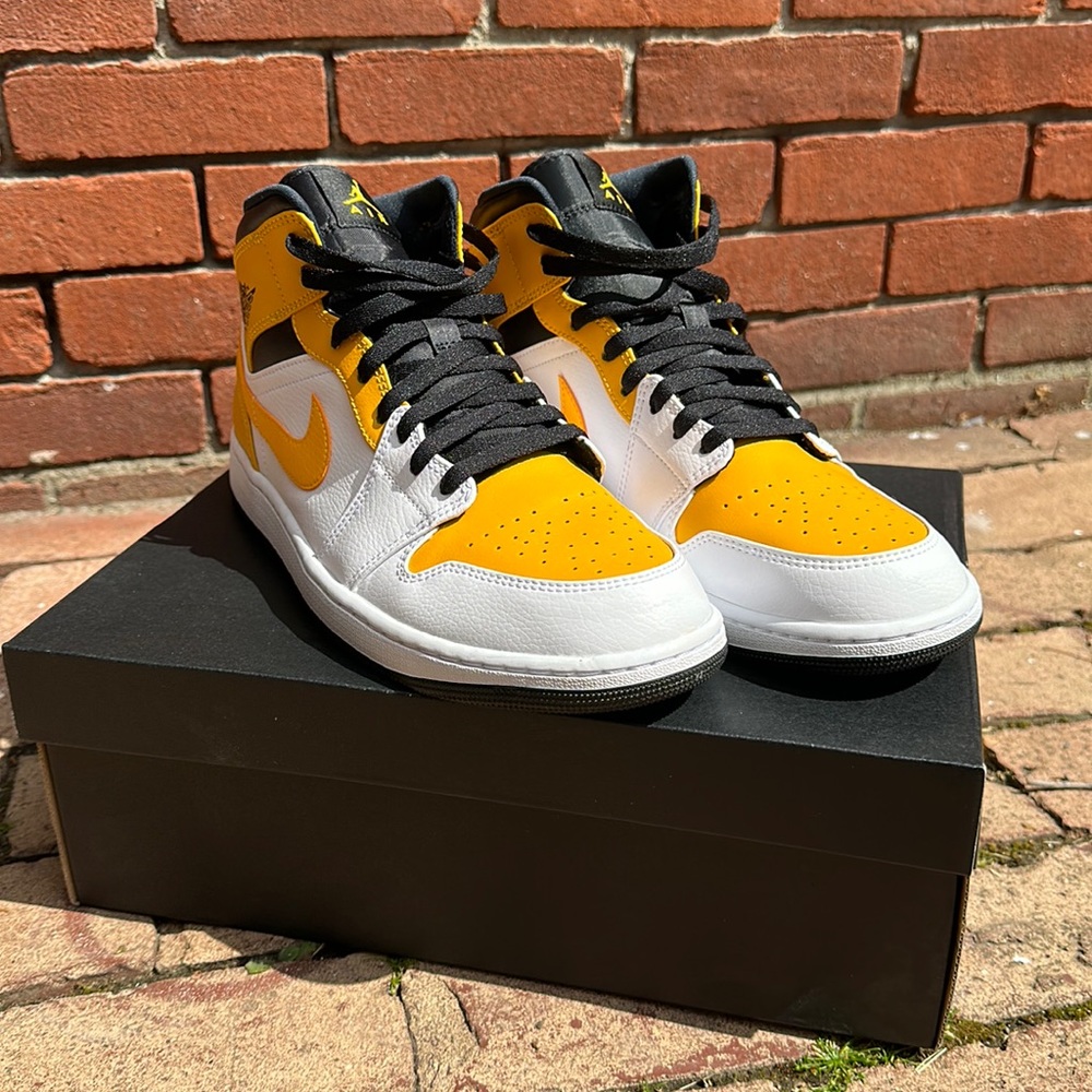 Jordan 1's Mid University Gold